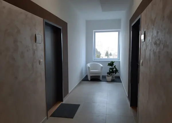 Chodba bytového domu po realizácii
